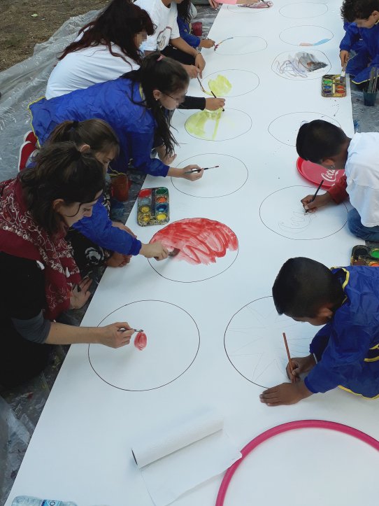 Kooperatives Malen während eines Ferienprojektes