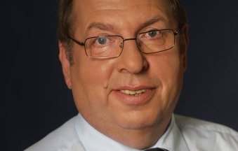 "Seit fast 50 Jahren engagiere ich mich in Ehrenämtern. Als Jugendlicher habe ich mich unter anderem als Leiter der Deutschen Pfadfinderschaft St. Georg (DPSG), Jugendvertreter im DGB Ortskartell und Dekanatsjugendleiter beim Bund der Deutschen Katholischen Jugend (BDKJ) eingebracht. Die Freude an dieser Arbeit hat mich motiviert, später Sozialarbeit zu studieren. Heute bin ich Mitglied in diversen sozialen und kulturellen Vereinen und arbeite weiterhin ehrenamtlich. Ein Drittel aller Deutschen engagiert sich heutzutage ehrenamtlich. Dieses enorme Potenzial könnten wir nie mit staatlichen Mitteln ausgleichen. Ohne Menschen, die bereit sind, Verantwortung zu übernehmen und sich mit Zeit für andere einzusetzen, ist keine starke Gesellschaft lebensfähig. Die Eigenverantwortlichkeit und die Solidarität der Menschen stehen für mich im Mittelpunkt des Sozialstaates. Die Freude, etwas Gutes, etwas Wichtiges geleistet zu haben, sich zu engagieren, kann man durch Geld nicht aufwiegen. Besonders für die Jugendlichen bietet freiwilliges Engagement eine gute Gelegenheit, ihre Ideen einzubringen, Verantwortung zu übernehmen. Die ehrenamtliche Mitarbeit fördert ihre persönliche Entwicklung, ermöglicht wichtige Erfahrungen und bietet neue Kontakte - alles, was heute auch am Arbeitsmarkt gefragt ist." Inhalt / Sitemap