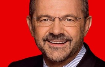 "Das Europäische Jahr der Freiwilligentätigkeiten 2011 bietet eine gute Gelegenheit den 23 Millionen Aktiven in Deutschland zu danken. Denn ob im Sport- oder Musikverein, in Kirchen, in der sozialen Arbeit, der Eine-Welt-Bewegung, in Eltern- und Umweltinitiativen, bei der Freiwilligen Feuerwehr, im Sanitäts- und Rettungsdienst, bei Parteien und Gewerkschaften oder in weiteren Tätigkeitsfeldern, wer sich freiwillig engagiert, leistet Tag für Tag einen Beitrag für den solidarischen Zusammenhalt unserer Gesellschaft und für eine lebendige Demokratie. Meine ehrenamtliche Tätigkeit begann bereits vor 40 Jahren. Während meiner Berufsausbildung merkte ich schnell, dass man sich nicht mit allem abfinden muss, was einem vorgesetzt wird. Da es als Einzelner schwer ist etwas zu verändern, engagierte ich mich sehr schnell in der gewerkschaftlichen Jugendarbeit. Zunächst in der Jugendvertretung, später im Betriebsrat und Gremien der Gewerkschaft. Dann kam das Engagement in der SPD und als ehrenamtlicher Arbeitsrichter hinzu. Auch heute noch bin ich in vielfältiger Weise ehrenamtlich tätig, insbesondere in Zusammenschlüssen, die die deutsch-norwegischen Beziehungen fördern. Das Ehrenamt bereichert. Mit Qualifikationen und Erfahrungen. Das kommt mir auch heute immer wieder zu Gute. Und eines hat sich bei mir seit dem Beginn verinnerlicht: Unsere Welt ist gestaltbar und umso lebenswerter, je mehr Menschen daran mitwirken. Dies am besten über Grenzen hinweg. Und es festigt unsere Demokratie." Inhalt / Sitemap