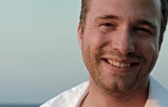 "Ohne ehrenamtliche Helfer würde die soziale Welt in Deutschland zusammenbrechen. Davon bin ich fest überzeugt. Regelmäßig habe ich bei den Dreharbeiten für meine Sendung "Mach dich ran!" mit Menschen zu tun, die sich ehrenamtlich engagieren. In fast jeder unserer Tagesaufgaben treffe ich auf Ehrenamtliche, die ihrer freiwilligen Arbeit mit Leidenschaft, Engagement und auch Enthusiasmus nachgehen. Ich treffe sie in Jugendclubs, Vereinen, Begegnungsstätten und vielen anderen Einrichtungen. Sie opfern sich in ihrer Freizeit auf, um anderen Menschen zu helfen. Und davor ziehe ich meinen Hut. Denn ich wüsste nicht, wie die Welt ohne sie aussähe
Mein Hauptberuf ist es, Hilfesuchenden mit meiner Sendung zu unterstützen - dort, wo sich teilweise schon Resignation breit gemacht hat, wo Zuschauer im Kampf mit der deutschen Bürokratie am Limit ihrer Möglichkeiten angekommen sind oder wo fehlende finanzielle Mittel benötigte Vorhaben unmöglich gemacht haben. Aber auch wenn die Kamera aus ist, versuche ich zu helfen. Ich setze mich als Schirmherr für die Ausbildungsbrücke Leipzig ein, einem Sozialprojekt für ausbildungssuchende Hauptschüler. Es motiviert mich ungemein und macht mir auch viel Spaß, den Schülern beratend zur Seite zu stehen. Außerdem machte ich mich für Blutspenden in Sachsen stark und im Dezember 2010 hatte ich viel Freude daran, die Oberlausitzer TAFEL mit einem kurzfristigen Überraschungsprojekt zu unterstützen. Was mir an meinen ehrenamtlichen Tätigkeiten besonders gefällt? Nun
ich bekomme auch sehr viel zurück und freue mich über jedes Lächeln und jeden Handschlag als Dankeschön." Inhalt / Sitemap