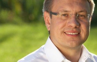 "Der ehrenamtliche Dienst ist der vornehmste Dienst an der Gesellschaft. Das Ehrenamt ist aller Ehren wert. Ohne das unermüdliche Engagement unserer vielen Bürgerinnen und Bürger wäre unsere Gesellschaft kalt und substanzlos. Im Einsatz etwa im kirchlichen Bereich, in der Alten- und Krankenpflege, in den Hilfsorganisationen, bei der Feuerwehr, im THW, im Musik- oder Sportverein - unzählige Menschen beweisen so oft Herzblut in ihrem Dienst für andere. Dieses Engagement ist mit Geld nicht zu bezahlen. Ein jeder, der sich freiwillig in der und für die Gesellschaft engagiert, verdient ein Bundesverdienstkreuz der Herzen. Unseren Ehrenamtlichen sollten wir immer und immer wieder dankbar sein." Inhalt / Sitemap
