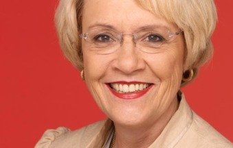 "Vielleicht wundern sie sich über meinen Spruch. Aber ich denke, es wird viel zu wenig über die ehrenamtliche Tätigkeit geredet. Das gilt auch für uns Politiker. Unzählige ehrenamtliche Stunden werden von uns allen in unserem Land getätigt. Ohne dieses ehrenamtliche Engagement wäre unsere Zivilgesellschaft arm, sehr arm. Ich habe im Jahr 1999 in Rumänien die grenzenlose Armut und Vernachlässigung der Kinder erlebt. Dies war für mich der Anlass, ehrenamtlich tätig zu werden. Vom Hilfstransport über die Hilfe zur Selbsthilfe bis hin zum eigenen Verein und der eigenen Stiftung habe ich alles getan, um den Kindern den Anschluss ans Leben leichter zu machen und ihnen mittelfristig ein eigenständiges Leben zu ermöglichen. Inzwischen betreibt die Stiftung ein eigenes Kinderhaus, in dem schon die zweite Generation lebt. Fröhliche Kinder sind für meinen Verein und unsere Mitglieder Dank genug." Inhalt / Sitemap