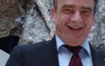 "Bereits mit 15 Jahren als Schüler wollte ich in die SPD eintreten. Damals war ich noch zu jung, um Genosse werden zu können. Mit 17 Jahren durfte ich dann endlich beitreten. Weil ich schon immer einen enormen Gerechtigkeitssinn hatte und damit auch nicht hinter dem Berg halten konnte, wurde ich erst zum Klassen- dann Schulsprecher gewählt. Meine Mitschüler waren offenbar davon überzeugt, dass ich ihre Interessen am besten vertreten könne. Außerdem hatte ich mich über die geschniegelten Vertreter der Schülerunion an meinem Gymnasium geärgert, die inhaltlich nicht viel zu bieten hatten. Ich dachte mir, da muss man etwas entgegensetzen und hab mich zur Wahl gestellt - mit Erfolg. Seitdem bin ich nun schon 36 Jahre lang politisch aktiv und habe viele Erfahrungen in den unterschiedlichsten Parteiämtern in der Kommunal- und Landespolitik in Nordrhein-Westfalen sammeln können. War dies in den ersten 26 Jahren noch ehrenamtlich, so habe ich mein Ehrenamt vor 10 Jahren zum Beruf gemacht. Seit 2000 war ich Landtagsabgeordneter in NRW und seit September 2009 sitzt ich nun im Deutschen Bundestag. Hier möchte ich mich wie mein Vorbild Willy Brandt dafür einsetzen, dass es in diesem Land gerechter zugeht. Ich möchte der großen Tradition der SPD - dem Kampf für klare Ziele - gerecht werden und setze mich deshalb für bezahlbaren Wohnraum, den Klimaschutz und eine strengere Kontrolle der Kapitalmärkte sowie für die Abschaffung der Gebühren von der Kita bis zur Uni ein." Inhalt / Sitemap