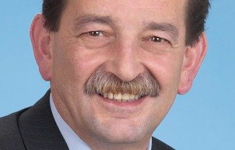 "Seit beinahe vierzig Jahren bin ich Mitglied der Freiwilligen Feuerwehr meiner Heimatgemeinde, im Frühjahr 2010 wurde ich für meine 25-jährige Tätigkeit als Vorsitzender geehrt. Unsere Feuerwehr ist nicht nur für den Brandschutz zuständig, sondern bietet auch die Gelegenheit, sich gemeinsam mit Nachbarn und Bewohnern für das Hab und Gut, das Eigentum und das Leben meiner Mitbürgerinnen und Mitbürger einzusetzen. Egal ob es sich um eine Ölspur auf einer vielbefahrenen Straße oder um einem umgestürzten Baum handelt: Teamwork steht an vorderster Stelle; Alter, Beruf oder persönliche Sorgen spielen keine Rolle mehr. Wir alle wurden im Gruppenrahmen ausgebildet, somit können und müssen alle Tätigkeiten innerhalb der Gruppe von Jedem beherrscht werden. Das stärkt Verantwortungsbewusstsein und Zusammenhalt. Und genau diese Eigenschaften sind so wichtig für unsere Gesellschaft, auch heute! Mein Wunsch: Mehr Engagement von Jugendlichen, auch bei der Freiwilligen Feuerwehr!" Inhalt / Sitemap