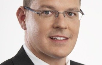 "1998 wurde ich zum ersten Mal als Abgeordneter in die Stadtverordnetenversammlung Jüterbog und in den Kreistag Teltow-Fläming gewählt. Seit dem läßt mich die Kommunalpolitik nicht mehr los. Gerade hier vor Ort kann man viel bewegen. Mich in der Kommunalpolitik zu engagieren ist für mich eine Herzensangelegenheit. Hier werden wichtige Entscheidungen getroffen, die uns alle betreffen: Von der Sanierung der Straße vor der Haustür bis hin zum Ausbau der Betreuung in den Kitas und Schulen. Wo kann man sonst Politik so nahe vor Ort mitgestalten? Es ist mir wichtig , als Bürger auch etwas für meine Heimatstadt zu tun und zu einem funktionierenden Gemeinwesen meinen Beitrag zu leisten." Inhalt / Sitemap