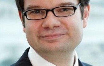 "Gerechtigkeit ist der Antrieb, der mich zur Politik geführt hat. Als ich 17 Jahre alt war, versagte während des Englischunterrichts der altersschwache Videorekorder meiner Schule. Unsere Lehrerin schimpfte über die ungerechte Finanzausstattung der verschiedenen Schulformen. Diese Ungleichbehandlung hielt ich für ungerecht. Da begann ich mich für Politik zu interessieren und trat 1994 in die FDP und bei den Jungen Liberalen ein. Seit dieser Zeit war ich in verschiedenen Parteigremien ehrenamtlich tätig: u.a. als stellvertretender Landesvorsitzender für Programmatik der Jungen Liberalen Nordrhein-Westfalen, als Mitglied im erweiterten Bundesvorstand der Jungen Liberalen, als Mitglied im Bezirksvorstand der FDP Ruhr sowie im Kreisvorstand der FDP Gelsenkirchen. Mein ehrenamtliches Engagement galt vor allem einer liberalen Rechtspolitik. Ein Höhepunkt dabei war die Mitwirkung am Beschluss "Liberale Innen- und Rechtspolitik sichert Bürgerrechte" im Jahr 2005 auf dem Bundesparteitag der FDP in Köln. Genauso viel Freude machte mir aber auch die Arbeit am Grundsatzprogramm der Jungen Liberalen "Humanistischer Liberalismus - für die Zukunft gedacht 2008/2009". Hinter meiner Parteiarbeit steht der Wunsch, mich für die Gesellschaft zu engagieren. Ich möchte den Anliegen der Bürger ein offenes Ohr geben und Ihnen politische Lösungsmöglichkeiten aufzeigen. Dies kann ich seit der Bundestagswahl 2009 umso mehr, da ich das Glück hatte, mein Ehrenamt zum Beruf machen zu dürfen." Inhalt / Sitemap