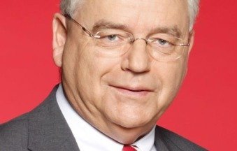 "Die moderne Sozialgesellschaft ist ohne ehrenamtlich Engagierte undenkbar. Als direkt gewählter SPD-Bundestagsabgeordneter in Hildesheim weiß ich, wie wichtig Ehrenamtliche für eine Stadt und einen Landkreis sind. Zahlreiche Vereine, Verbände und soziale Einrichtungen könnten ohne den selbstlosen Einsatz zahlreicher Bürgerinnen und Bürger nicht existieren - das gilt für meinen Wahlkreis ebenso wie für ganz Deutschland. Aber sich für andere, sich für das Gemeinwesen zu engagieren ist immer noch nicht selbstverständlich. Dieser Einsatz kostet Zeit, Kraft und manchmal auch Nerven. Deshalb betone ich immer wieder, dass die Engagierten noch mehr Anerkennung brauchen. Denn erst durch das Engagement von aktiven Bürgerinnen und Bürgern werden Gemeinden zu Orten der lebendigen Begegnung, der Toleranz und des sozialen Miteinanders. Frauen wie Männer, Junge wie Alte, Deutsche wie Migranten
jeder von uns sollte sein Potential zur Ergänzung sozialer Angebote einbringen. Die SPD hat schon immer erfolgreiche Infrastrukturen, wie Netzwerke oder Freiwilligenagenturen gefördert und Beteiligungsmöglichkeiten geschaffen, um engagierte Bürgerinnen und Bürger mitzunehmen. Als Politiker bin ich immer gern dabei, wenn es gilt, Anreize zu schaffen und Hindernisse aus dem Weg räumen. Die Freude am Engagement muss unterstützt werden." Inhalt / Sitemap