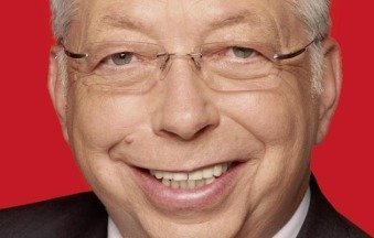 "Beinahe jeder Mensch in Deutschland ist Mitglied eines Vereins. Sei es nun der Fußballclub der Stadt, die freiwillige Feierwehr oder der Kirchenchor der Gemeinde. Überall finden sich ehrenamtliche Strukturen, in denen die Menschen freiwillig etwas erstaunliches leisten. Ihr Einsatz für das Miteinander und ihr Ideenreichtum schafft Orte der lebendigen Begegnung, der Toleranz und des sozialen Miteinanders. Dies ist die Grundlage für eine friedliche Gesellschaft und eine funktionierende Demokratie, denn nur wer mitmacht und sich engagiert, kann auch mitgestalten. Deshalb habe ich mich schon in frühen Jahren im Betrieb während der Berufsausbildung als Jugend- und Auszubildendenvertreter und außerbetrieblich als Kreisjugendausschussvertreter der Gewerkschaften sowie in der SPD, den Falken und verschiedenen Vereinen, später als Betriebsrat, Gewerkschaftssekretär und seit 1998 als Bundestagsabgeordneter engagiert. Mein Leitmotto war und ist, dass man nur gemeinsam und mit viel Einsatz etwas erreichen kann. Dieses Engagement für die Menschen in unserem Land ist mittlerweile sinnstiftend in meinem Leben geworden." Inhalt / Sitemap