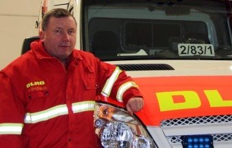 "Seit über 40 Jahren engagiere ich mich bei der Deutschen Lebens-Rettungs-Gesellschaft e.V. (DLRG). Begonnen habe ich als Rettungsschwimmer, jetzt helfe ich als Rettungsassistent. Im Jahr 2009 sorgten dort über eine Million ehrenamtliche Helfer mit 13 Millionen geleisteten Stunden dafür, dass die Menschen in Deutschland sicher Spaß am und im Wasser haben konnten. Sie bewahrten 723 Menschen vor dem Ertrinken. Diese Zahlen zeigen, was den besonderen Reiz des ehrenamtlichen Engagements ausmacht. Für mich ist es besonders wichtig, dass mein persönlicher Beitrag Menschen direkt hilft. Das öffnet mir die Augen für die akuten Problemen der Bürger und bringt mir Erfüllung. Ob es nun auf der Wasserrettungsstelle, im Schwimmbad, auf dem Rettungsboot oder in der Organisation ist: Jeder einzelne Freiwillige trägt zur Sicherheit von Mitmenschen bei. Ehrenamtliches Engagement ist der freiwillige Dienst vom Bürger am Bürger. Ohne geht es nicht. Nur wenn wir einander solidarisch helfen, kann unsere Gesellschaft funktionieren. Dabei ist es völlig egal ob man den Nachbarn zur Hand geht, älteren Mitbürgern im Alltag hilft, im Sportverein Kindern und Jugendlichen Werte vermittelt oder eben dafür sorgt, dass das Baden in Deutschland sicher ist. Wichtig ist, dass man etwas tut. Denn nur dann leben wir alle miteinander, nicht nebeneinander her." Inhalt / Sitemap