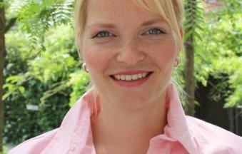 "Mein halbes Leben engagiere ich mich kommunal- und sozialpolitisch. Hört sich gut an, ist aber nicht immer ganz einfach. Denn Engagement kostet viel Zeit und vor allem: gute Ideen. Im Jahr 2003 habe ich mich in meiner Heimatgemeinde Zeuthen im wunderschönen Landkreis Dahme-Spreewald zur Wahl in die Gemeindevertretung und in den Kreistag gestellt. Und ich hatte Erfolg. Seither arbeite ich dafür, das Leben für die Menschen in unserer Region lebenswerter zu gestalten. Meine Begeisterung für Kommunalpolitik wird natürlich dadurch genährt, dass man in Gemeindevertretung, Stadtverordnetenversammlung oder Kreistag direkt sehen und erleben kann, wie sich die Beschlüsse, die man selbst erarbeitet hat, tatsächlich auswirken. Das macht einfach Spaß und ist alles andere als langweilig oder trocken! Ich möchte all diejenigen, die sich bisher auf die Zuschauer-Position zurück gezogen haben, ermuntern und auffordern, mitzumachen. Unsere Heimat und ihre Rahmenbedingungen können nur so lebens- und liebenswert sein, wie wir sie durch unser Engagement gestalten! Deshalb ist es besser, die Ärmel hochzukrempeln und sich mit Gleichgesinnten zusammenzutun, um etwas zu bewegen, als ewig nur zu meckern!" Inhalt / Sitemap