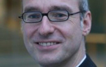 "Freiwilliges bürgerliches Engagement bereichert das gesellschaftliche Leben. Eine demokratische Gesellschaft lebt auch von diesem Engagement. In ihm spiegelt sich u.a. auch der Mut von Bürgerinnen und Bürgern wider, ihre Angelegenheiten selbst in die Hand zu nehmen und für Andere einzustehen. Hierzu gehören z.B. die diversen Tafeln und Vereine, die Essen, Kleidung und andere Bedarfsartikel für Menschen aus wirtschaftlich schwachen Verhältnissen organisieren und kostenfrei zur Verfügung stellen. Ehrenamt, Freiwilligenarbeit und Selbsthilfe müssen in unserer Gesellschaft einen höheren Stellenwert bekommen und dürfen keinesfalls dazu genutzt werden, dass sich der Staat immer weiter aus seiner sozialen Verantwortung stiehlt." Inhalt / Sitemap
