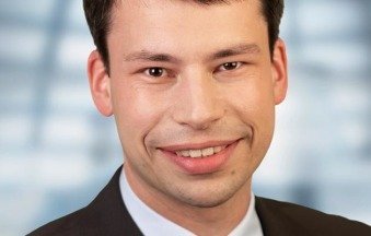 "Seit meiner frühen Jugend engagiere ich mich ehrenamtlich und in verschiedenen Positionen für die Junge Union und die CDU. Ausschlaggebend für meine Mitarbeit in der Politik waren die prägenden Jahre des Mauerfalls und der Wiedervereinigung. Das entschlossene Handeln von Helmut Kohl und anderen im historisch richtigen Augenblick hat nicht nur die innerdeutsche Grenze eingerissen, sondern auch mich von der Notwendigkeit politischen Engagements im demokratischen Gemeinwesen überzeugt. Die gemeinsame Arbeit mit Gleichgesinnten in der Jungen Union gibt mir seitdem die Möglichkeit, mich nicht nur bspw. über bestehende gesellschaftliche Probleme ärgern zu müssen, sondern aktiv daran mitarbeiten zu können, diese zum Besseren zu ändern. Ein besonderes Anliegen ist es mir dabei, die Interessen der jungen, unserer Generation, mit den ebenso berechtigten Interessen der älteren Generationen in Einklang zu bringen. Nicht zuletzt die zahlreichen Ehrenämter, in denen sich entweder Junge für Alte oder Alte für Junge engagieren, beweisen, wie wichtig dieser "Kompromiss der Generationen" für unsere Gesellschaft ist. Unsere Demokratie ist nur so gut, wie die Menschen, die sich in ihr engagieren. Sie lebt vom Einsatz der vielen Ehrenamtlichen, die im Großen wie im Kleinen für das Miteinander von uns allen arbeiten." Inhalt / Sitemap