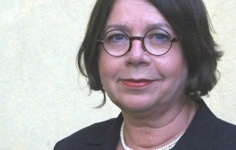 "Ehrenamtlich tätige Menschen prägen das Gesicht einer lebendigen Zivilgesellschaft. Für das Leben in der Gemeinschaft reichen bezahlte Dienstleistungen, die sich am Geldbeutel der Empfänger, an der Leistungsfähigkeit der Institutionen und an den gesetzlichen Rahmenbedingungen orientieren, nicht aus. Wer mehr als die Sicherung der soziokulturellen Grundbedürfnisse haben will, ist auf das Ehrenamt angewiesen. Und wer etwas im eigenen Interesse liegendes für einen Kreis weiterer Menschen tut, erfährt so nicht nur die Befriedigung eigener Bedürfnisse, sondern Anerkennung und Zuspruch aus der Gesellschaft. Trotz Familie und Berufstätigkeit habe ich mich immer auch ehrenamtlich betätigt. In der Schulzeit war es die Betreuung behinderter Kinder, später das Engagement in der Kirchgemeinde und heute bin ich nicht nur beruflich in der Bundespolitik, sondern mische auch noch kommunalpolitisch ein bisschen mit und bin Mitglied in ca. 20 Vereinen und Initiativen. Das erweitert den Horizont, macht anderen und mir Freude und befördert gesellschaftlich gewünschte Vorhaben auch da, wo Politik, Verwaltung und Wirtschaft mitunter versagen." Inhalt / Sitemap