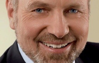 "Als Bundestagsabgeordneter, der sich selbst über viele Jahre ehrenamtlich eingebracht hat, kann ich junge Leuten nur ermutigen, sich auch heute freiwillig zu engagieren. Damit leisten sie nicht nur einen wertvollen Beitrag für eine wache, lebendige Gesellschaft, in der Miteinander und Mitbestimmung gelebt werden und in der sich viele unterschiedliche Menschen angenommen und aufgehoben fühlen. Wer sich ehrenamtlich in Politik, Vereinen und Verbänden einbringt, lernt vielmehr auch für sich selbst eine ganze Menge dazu: Wie man Menschen zusammenbringen, sie mitzunehmen, und motivieren kann, wie man schließlich gemeinsam Ziele zu erreichen und Aufgaben bewältigen kann, vor denen der einzelne längst kapituliert hätte. Ehrenamtliches Engagement ist deshalb keine Einbahnstraße, sondern auch eine exzellente Schule fürs Leben!" Inhalt / Sitemap