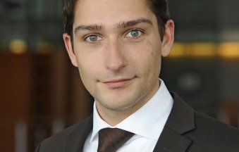 Ich bin seit meinem 14. Lebensjahr ehrenamtlich aktiv. Zunächst als Schülersprecher meiner Schule, sowie im Stadtschülerrat und dem Schulausschuss in Braunschweig. Dieses Engagement in der Schülervertretung brachte mich auch zur Politik: Erst zu den Jungen Liberalen (JuLis) und später zur FDP. Ich habe Politik seit dem immer als Hobby gesehen und durfte bei den JuLis und der FDP in verschiedenen Ehrenämtern Verantwortung übernehmen. Mein Ziel war es also nicht auf Biegen und Brechen Berufspolitiker zu werden und trotzdem freue ich mich natürlich, dass aus dem Ehrenamt, also meinem Hobby mittlerweile Beruf geworden ist und ich mit 22 Jahren als jüngster Abgeordneter in den Deutschen Bundestag einziehen durfte. Aber egal wie lange ich diese Aufgabe wahrnehme, schon heute steht fest: Ich will mich auch zukünftig ehrenamtlich für Politik engagieren und bin deswegen weiter bei den JuLis und der FDP aktiv. Ein Motto der Jungen Liberalen lautet „Machen wir´s besser.“ – und genau darum geht es auch: Nicht nur meckern, sondern selbst etwas verändern. Das ist wohl der Antrieb, den viele von uns haben, die sich freiwillig für etwas engagieren. Im Übrigen mit viel Erfolg: Egal wo man hinsieht, unsere Gesellschaft wäre nicht so wie sie ist und vor allem nicht so lebenswert, wenn sich nicht an vielen Stellen Menschen engagieren würden. Und was man dabei nicht vergessen sollte: Nicht nur die Gesellschaft profitiert vom Engagement, sondern jeder Einzelne profitiert auch für sich selbst. Freundschaften werden geschlossen, man schaut über den Tellerrand seines eigenen Alltags hinaus und entwickelt ganz nebenbei auch Fähigkeiten, die für das eigene Berufsleben wichtig sein können. So achten immer mehr Arbeitgeber darauf, welche Erfahrungen gerade junge Menschen im Ehrenamt schon gesammelt haben. Wer aktiv war und sich für unsere Gesellschaft engagiert hat, bekommt so häufig einen Pluspunkt bei der Bewerberauswahl. Deswegen möchte ich gerade an junge Menschen appellieren: Engagiert Euch, setzt Euch ein! Ihr tut es für unsere Gesellschaft, aber auch für Euch selbst. Und das Beste ist, dass für jeden etwas dabei ist: Ob nun bei der Feuerwehr, im Musikverein, in einer Partei, im Sportclub usw. Es gibt auch Angebote, bei denen man ein Jahr ganz konzentriert aktiv werden kann, wie zum Beispiel in einem Freiwilligendienst (FSJ und FÖJ) oder über einen längeren Zeitraum, wie ich bei den JuLis. Inhalt / Sitemap