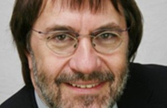 "Ehrenämter erfüllen nicht nur gesellschaftliche und soziale Funktionen, weil sie für den Zusammenhalt einer Gesellschaft sorgen. Ohne die Millionen Ehrenamtlichen wäre unser Land heute nicht eine der führenden Industrienationen. So sind sie auch ein wichtiger Wirtschaftsfaktor. Wir können stolz darauf sein, dass es in unserem Land so viele Menschen gibt, die ihre Freizeit in den Dienst der Gesellschaft stellen. Gerade auch deshalb müssten Bürger, die sich ehrenamtlich betätigen, eine stärkere Würdigung durch die Gesellschaft erfahren.Ich selbst bin Mitglied in sieben Vereinen und Organisationen. Besonders erwähnen möchte ich dabei mein Engagement als Vorsitzender des KRABAT e.V., dem es ein ganz wichtiges Anliegen ist, die Sprache und Traditionen des sorbischen Volkes zu erhalten, denn darauf gründet sich seine Identität. Dabei stehen wir auch für eine nachhaltige regionale Entwicklung der zweisprachigen Lausitz." Inhalt / Sitemap